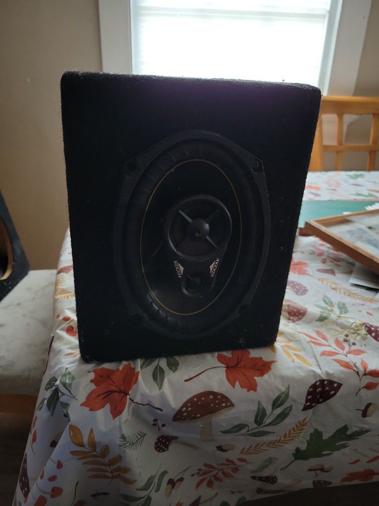  2 = 6x9 Speaker Boxes  Used  Good Condition 