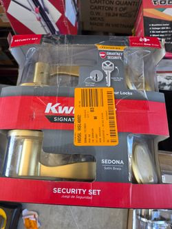 New Kwikset Sedona Satin Brass Keyed Entry Door Handle and Single Cylinder Deadbolt Combo Pack Featuring Smart Key Security. Retails $100 with Taxes!