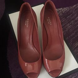 Women Gucci pumps