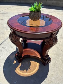 Good condition round coffee table, 26 x 26 x 22“