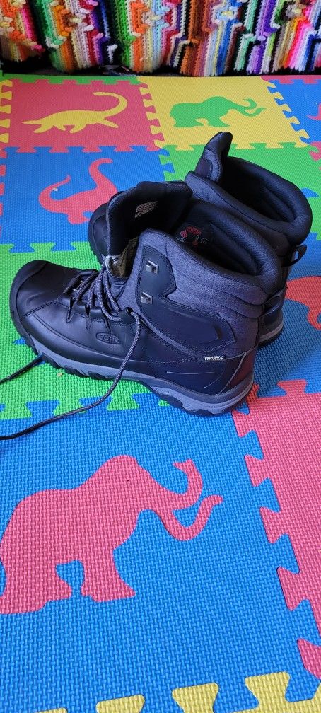 Keen hiking boots size 10 practically new