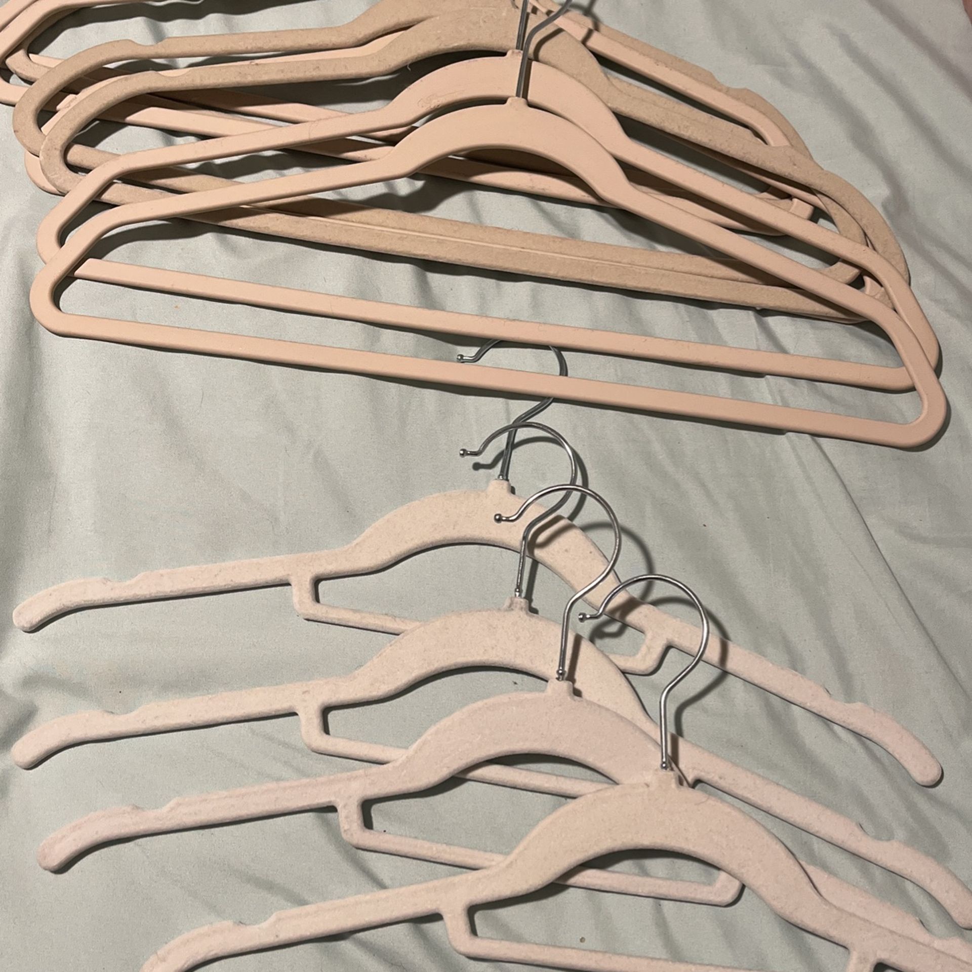 Set of 11. Nice hangers.