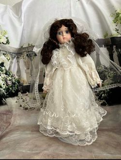 Camelot Amelia Porcelain Bride doll