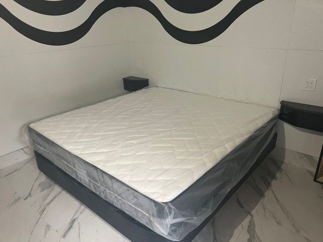 MATTRESS NEW KING PLUSH SIZE AND BOX SPRING 2PCS OFFER DELIVERY