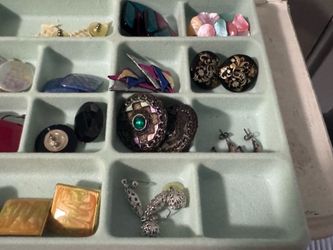 Lot of retro vintage earrings