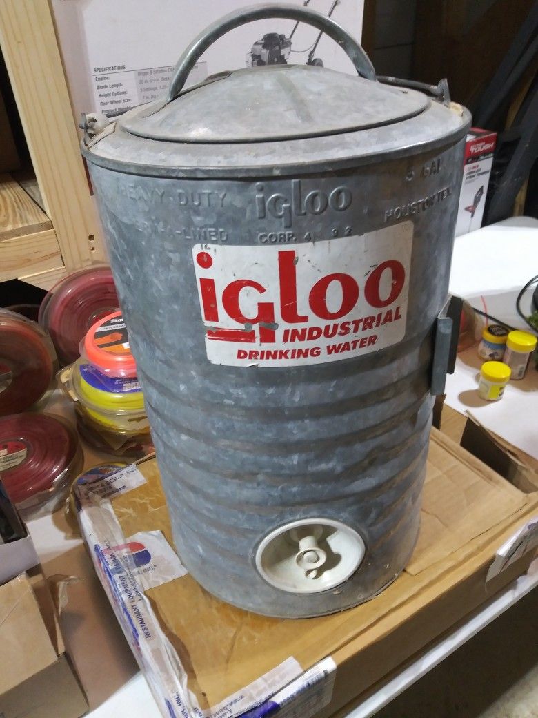 Vintage Heavy Duty Igloo Cooler