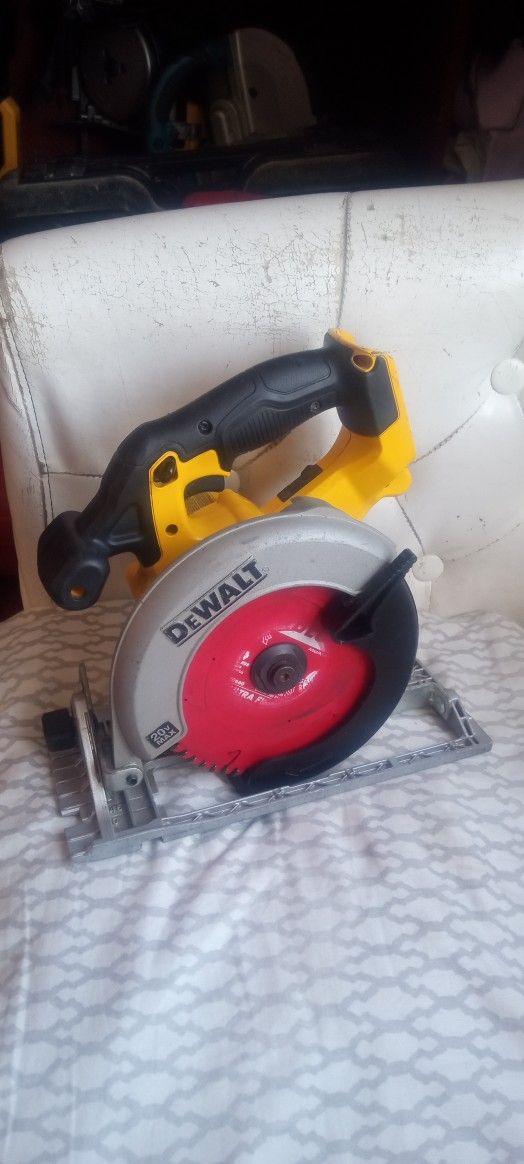 Sierra DeWalt De 20V Derecho