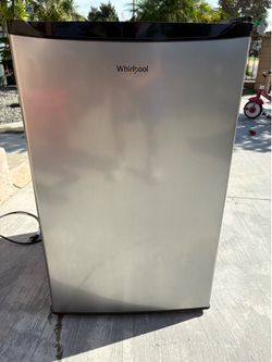 Whirlpool 4.3 Cu Ft Stainless Steel Mini Fridge – Works Great – Clean