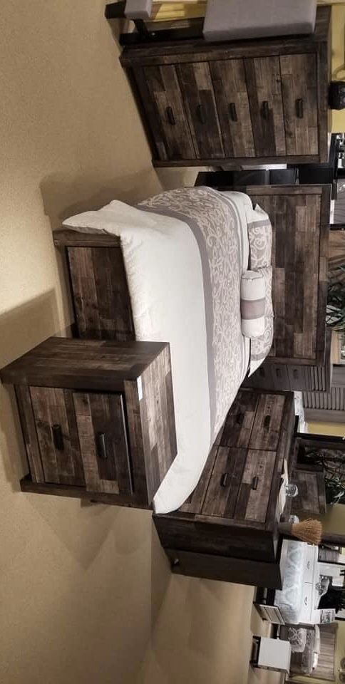 Wynnlow Gray Panel Bedroom Set -New