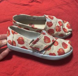 Special Edition Tom’s Girls Apple Shoes 