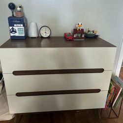 3 drawer dresser - mid century mod look