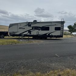 2018 Attitude 32GSG 37ft Toy Hauler