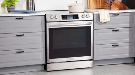 Frigidaire Gallery 30-in Glass Top 5 burners 6.2-cu ft Air Fry Convection Oven Slide-In Electric Range