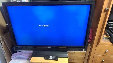 42" VIZIO Flat Screen With Remote 