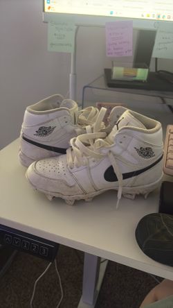 Youth football cleats 2.5y FREE