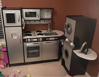 Kitchen with washer and dryer
