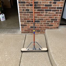 24 inch pushbroom and very good condition 