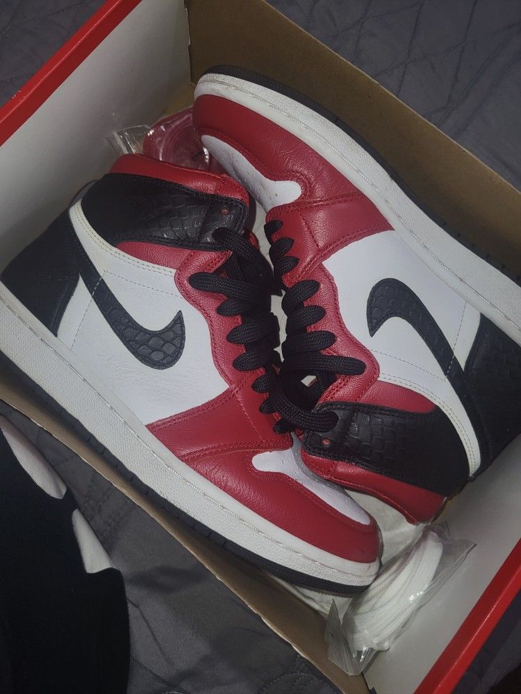 Nike Air Jordan 1 Retro High Satin Snake Chicago Women's Size 7.5