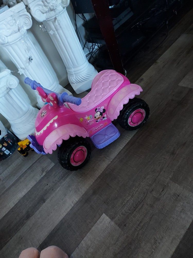 1Minnie Mouse Car