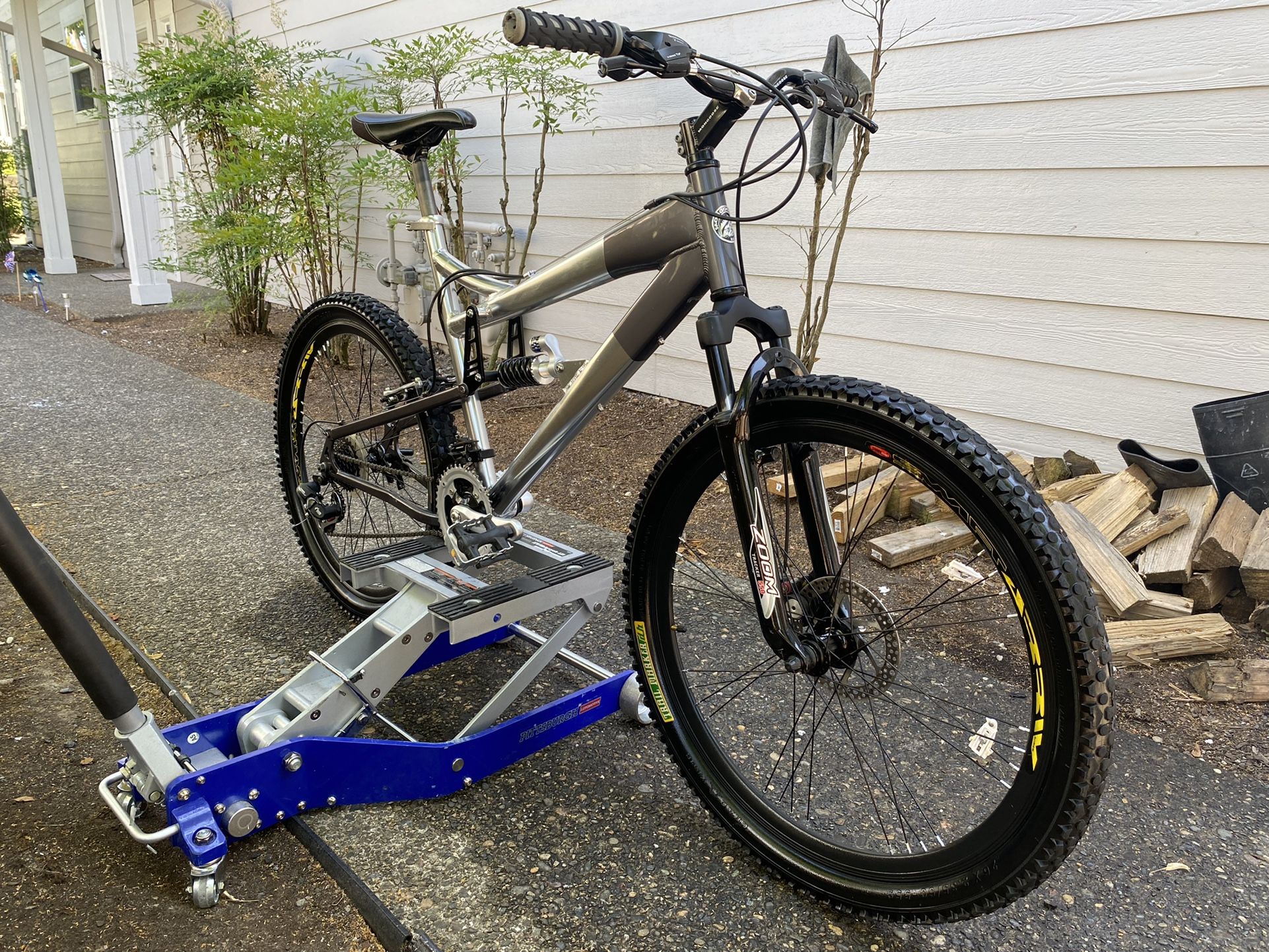 Mongoose XR-250 Mountain Bike 26”