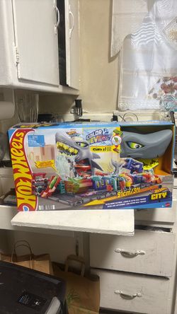 Hot Wheels City Ultra Shark Car Wash Playset