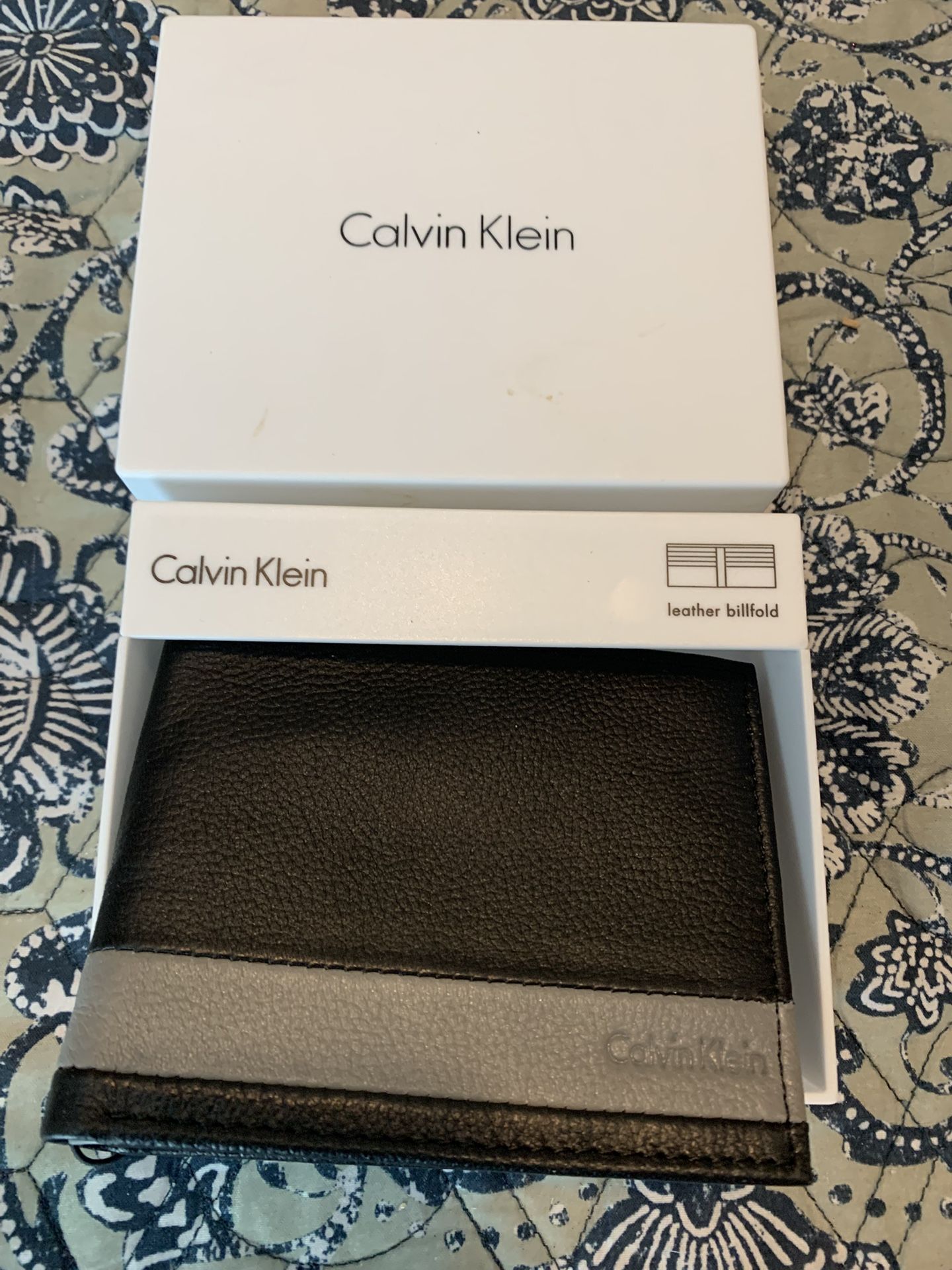 Men’s Black/ Gray Leather Bi Fold Wallet W/ Tons Of Storage, Embossed Logo