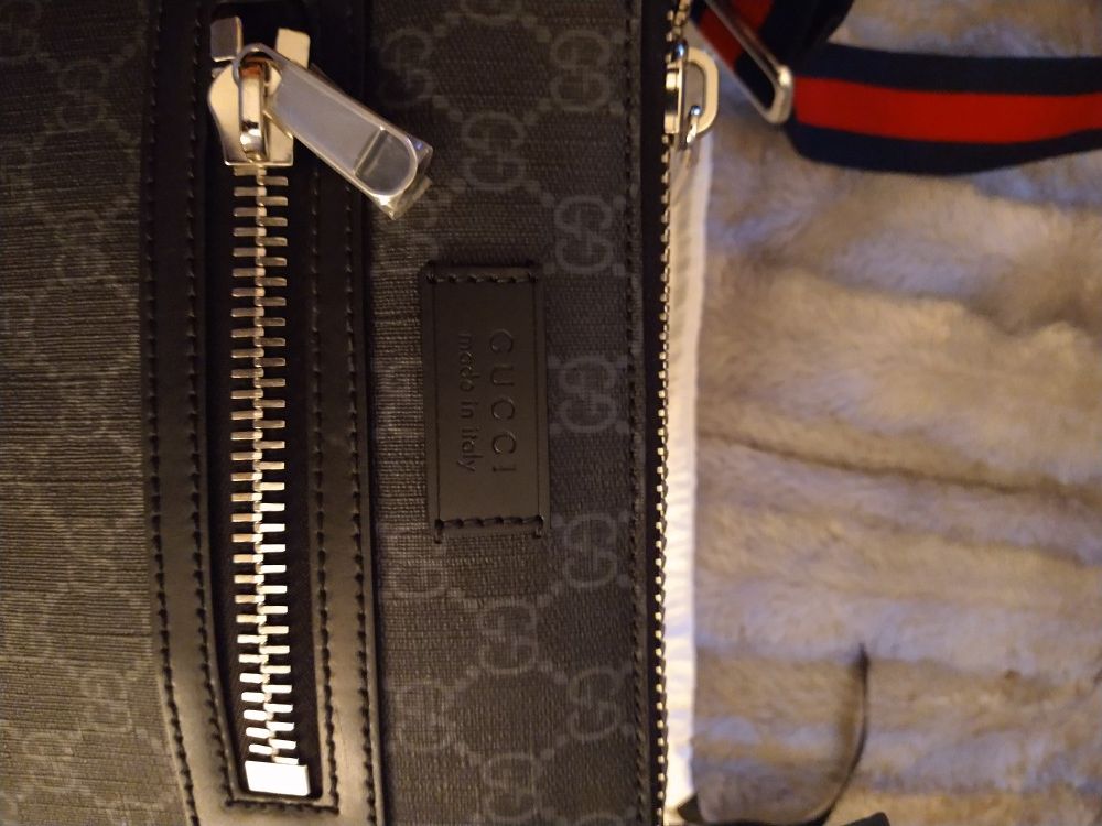 Gucci messenger bag with dust bag cover