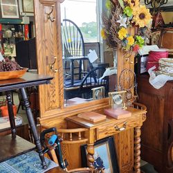 Hall Tree in excellent condition