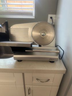 Deli meat slicer