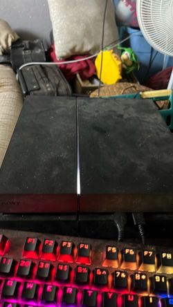 PS4 keyboard mouse and 2 controllers and mousepad included