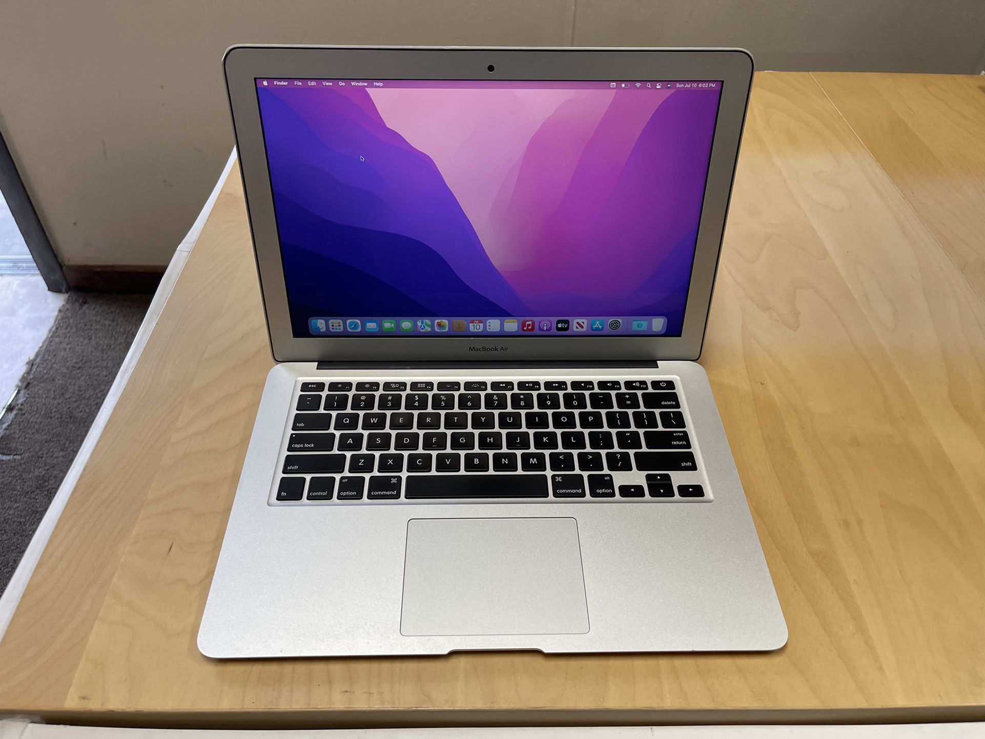 MacBook air 13 inch macos monterey (newest version)
