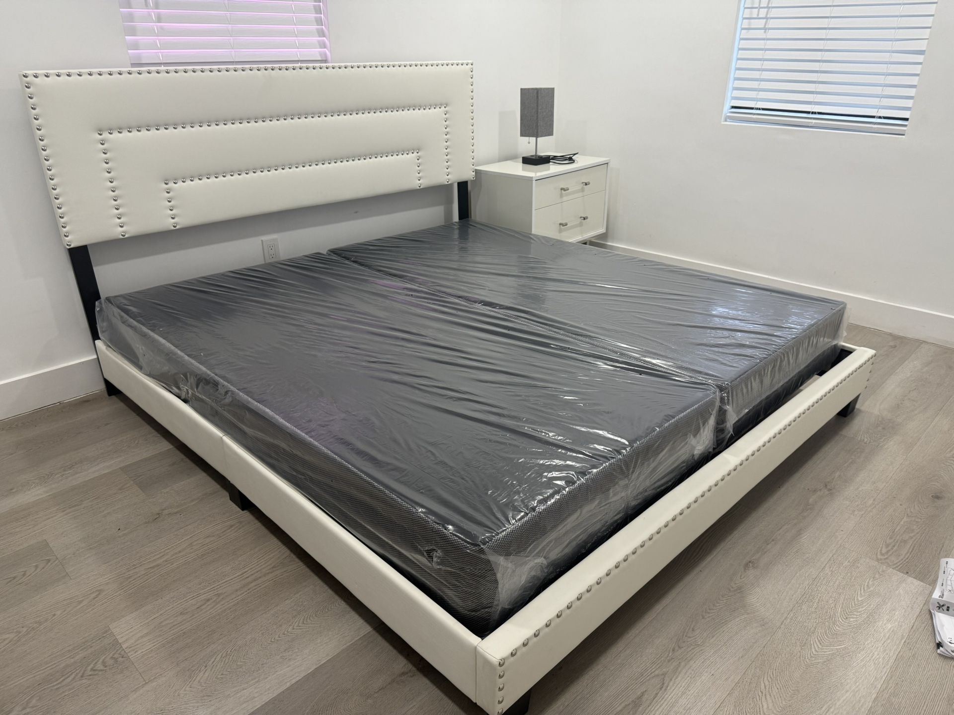 NEW BED FRAME KING OR QUEEN SIZE BLACK OR WHITE / CAMA QUEEN O KING