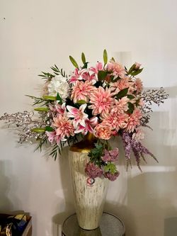 Beautiful floral arrangement for any occasion, office or home restaurant Use