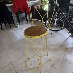 2 Wrought-iron Ain't que Bar Stools 