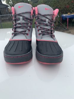 Nikes women boots 6 1/2