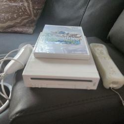 Nintendo Wii (White) w/ 1 Controller/Nunchuk & Skulanders Game