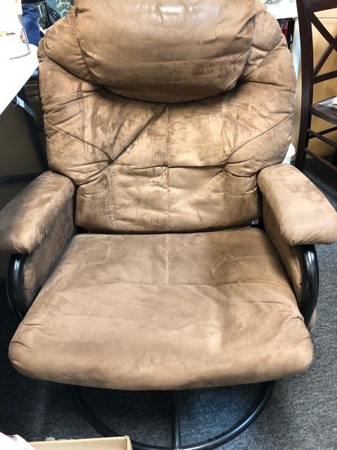 Brown suede swivel reclining chair
Condition is Used
Some signs of wear, including small scratches
Please see photos
Two hanging storage bags from t