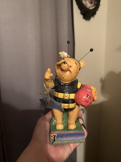 Enesco Jim Shore Disney Tradition Showcase Collection  Bumble Pooh