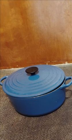 Le Creuset  5.5 round dutch oven