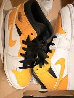 AIR JORDAN 1 MID (GS) WHITE/UNIVERSITY GOLD-BLACK BLANC/NOIR/OR UNIVERSITE