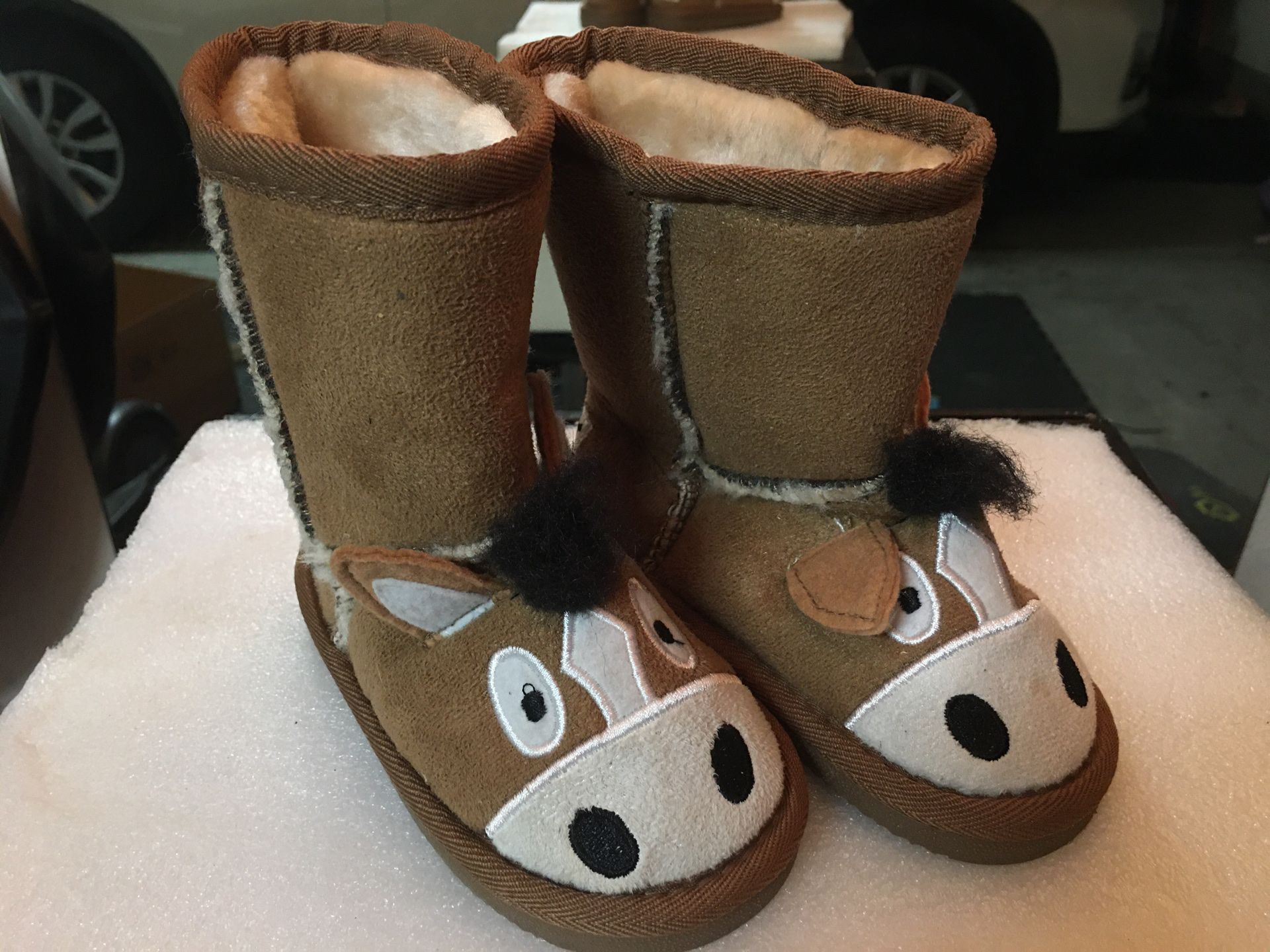 Kids 6-7 ugg type boots
