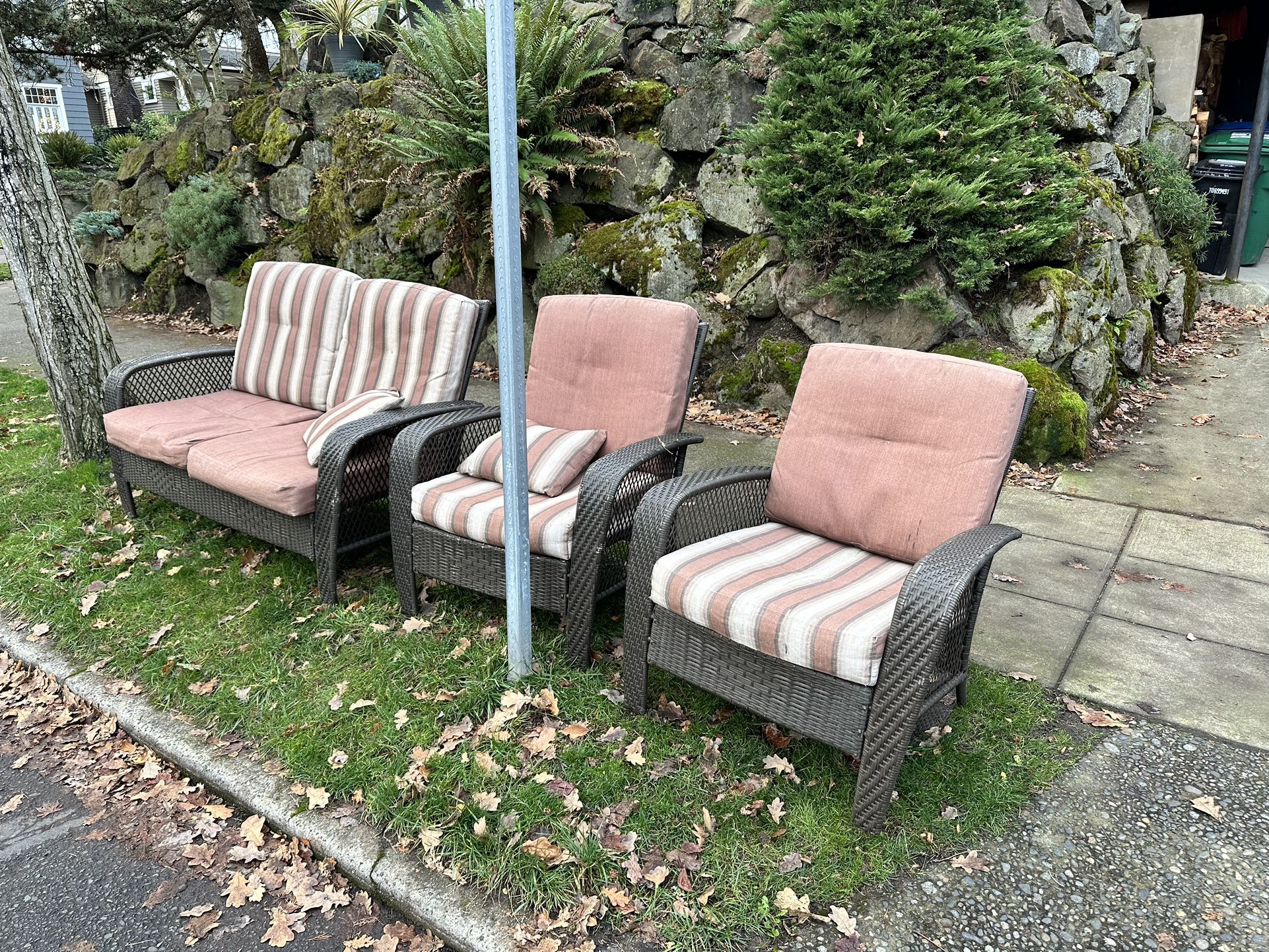 Free Patio Furniture Corner of W Garfield & 3rd Ave W Upper Queen Anne