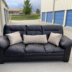 FREE DELIVER 🚚🚛🚚 Awesome Faux Leather Couch