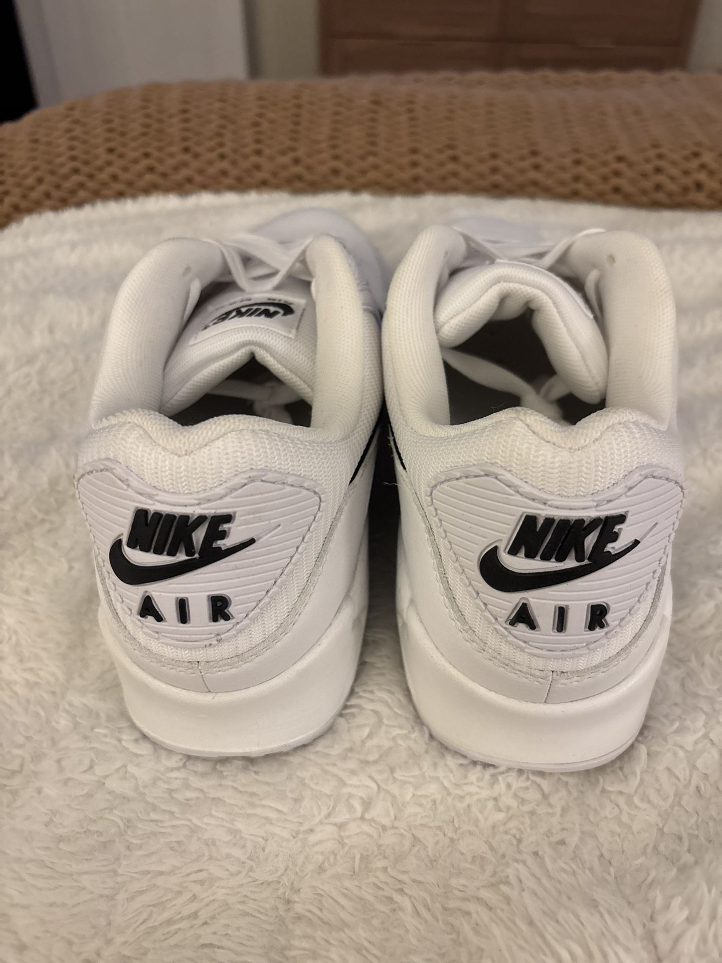 Men’sw Nike Air Max 90 Casual Shoes - 10.5 - Brand New