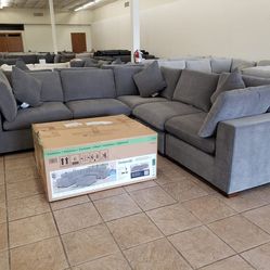 Brand new sectional couch 5 piece. Retail $2k