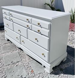 Solid wood dresser with 8 drawers