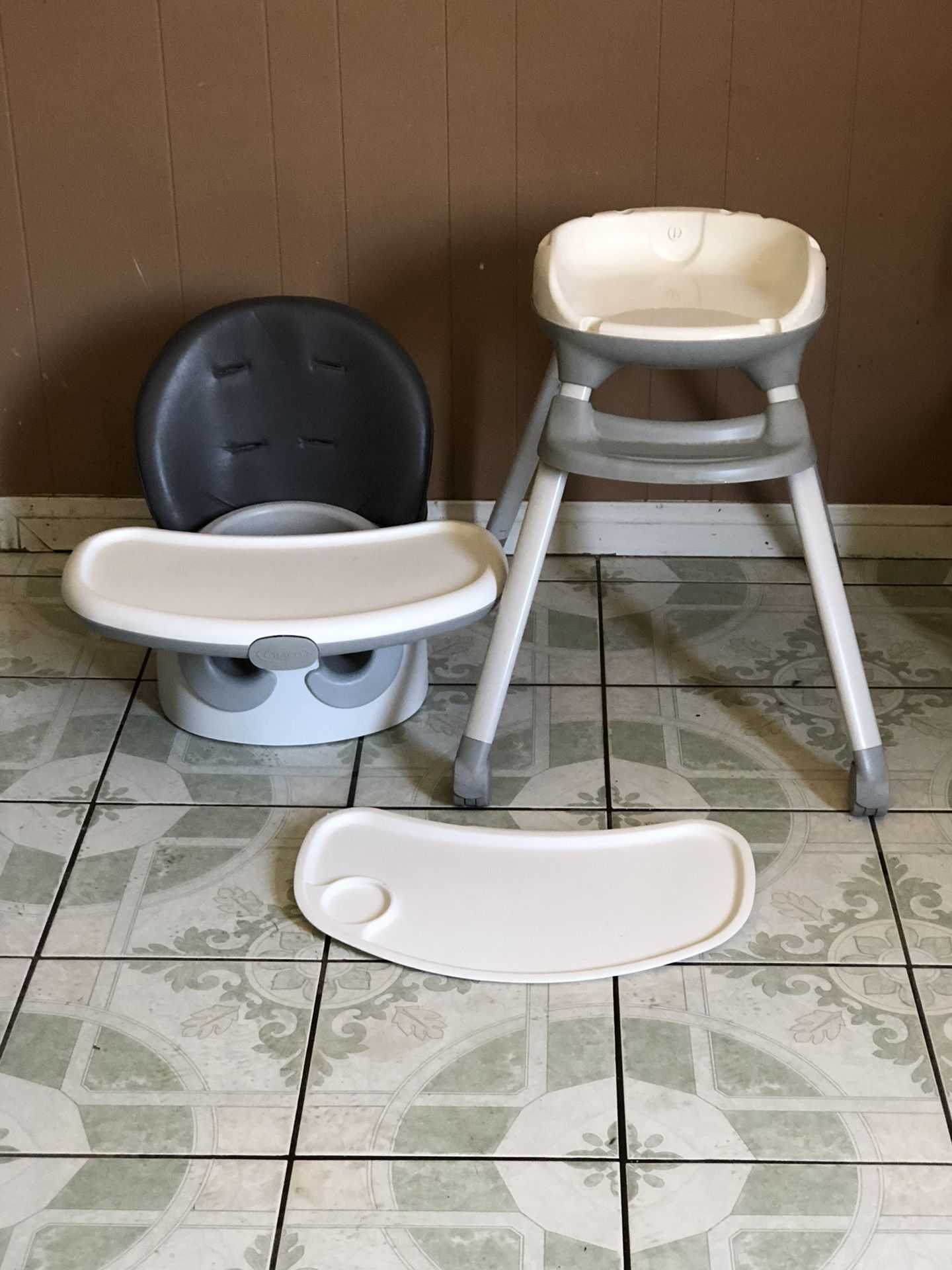 LIKE NEW GRACO 3 IN 1 CONVERTIBLE HIGH CHAIR!!!