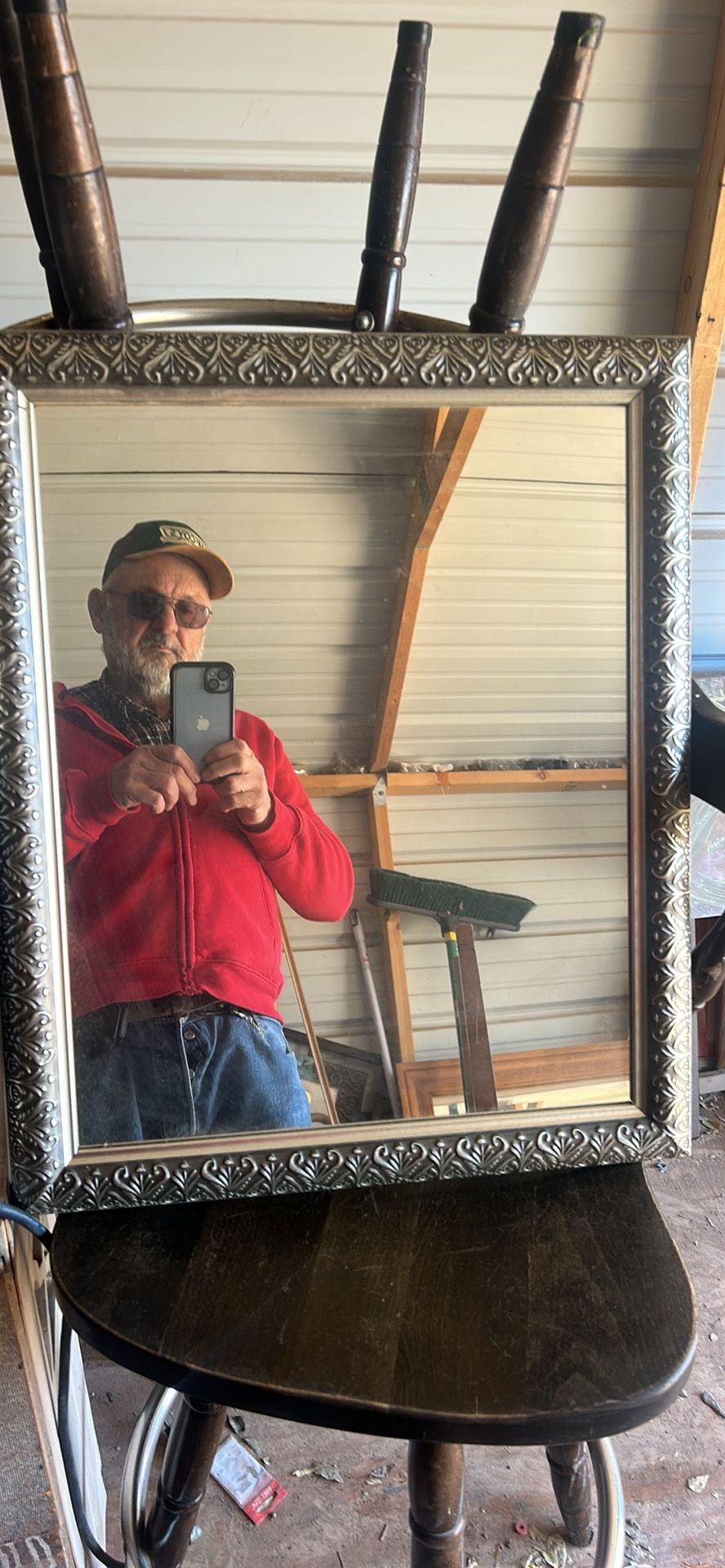 A pretty mirror it’s b 25 inches tall 19 inches wide