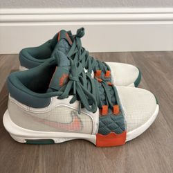 Nike LeBron Witness 8 - Size 7