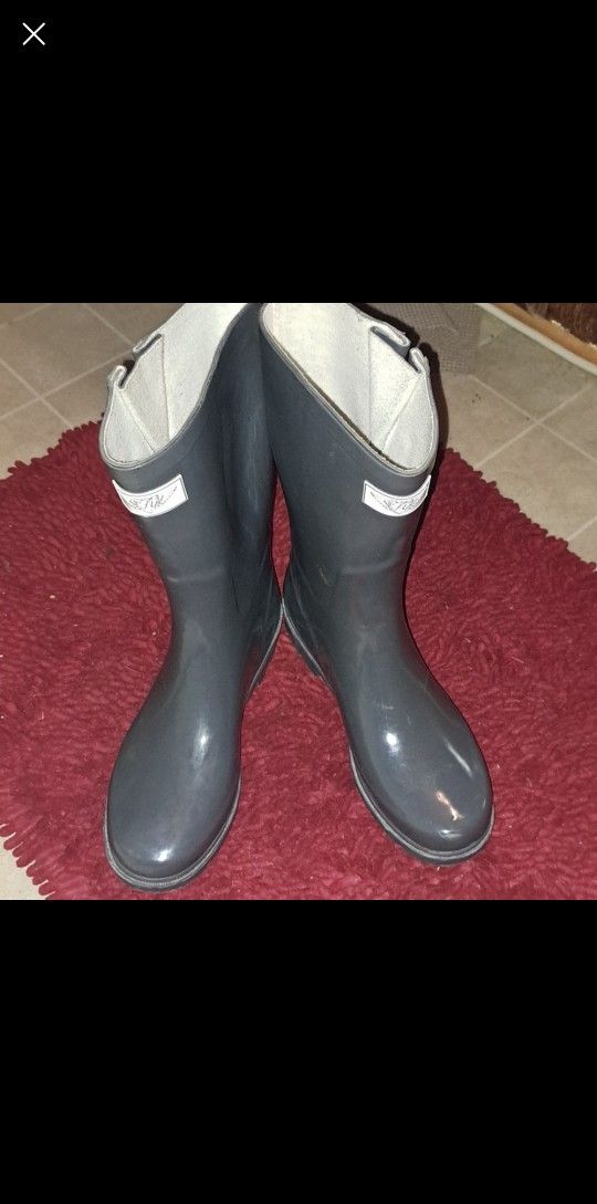 Rubber boots, all weather, new! Gently worn once. Gray w/ white lining. Size 7